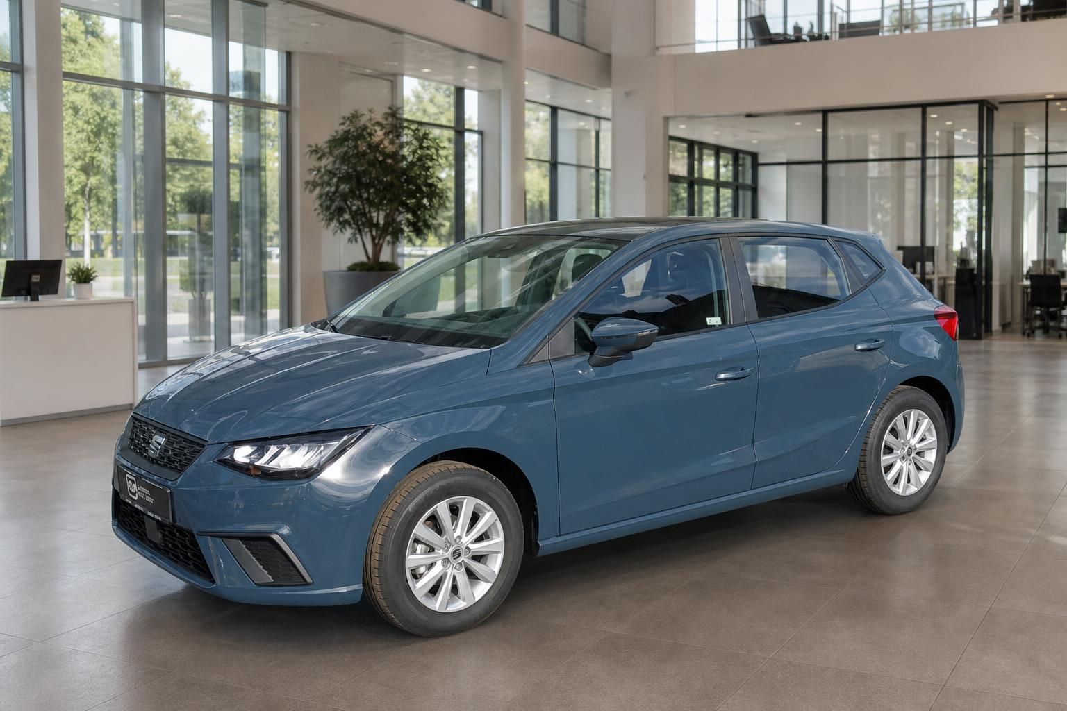 SEAT Ibiza 5-Türer blau metallic Schrägansicht vorne links im Autohaus