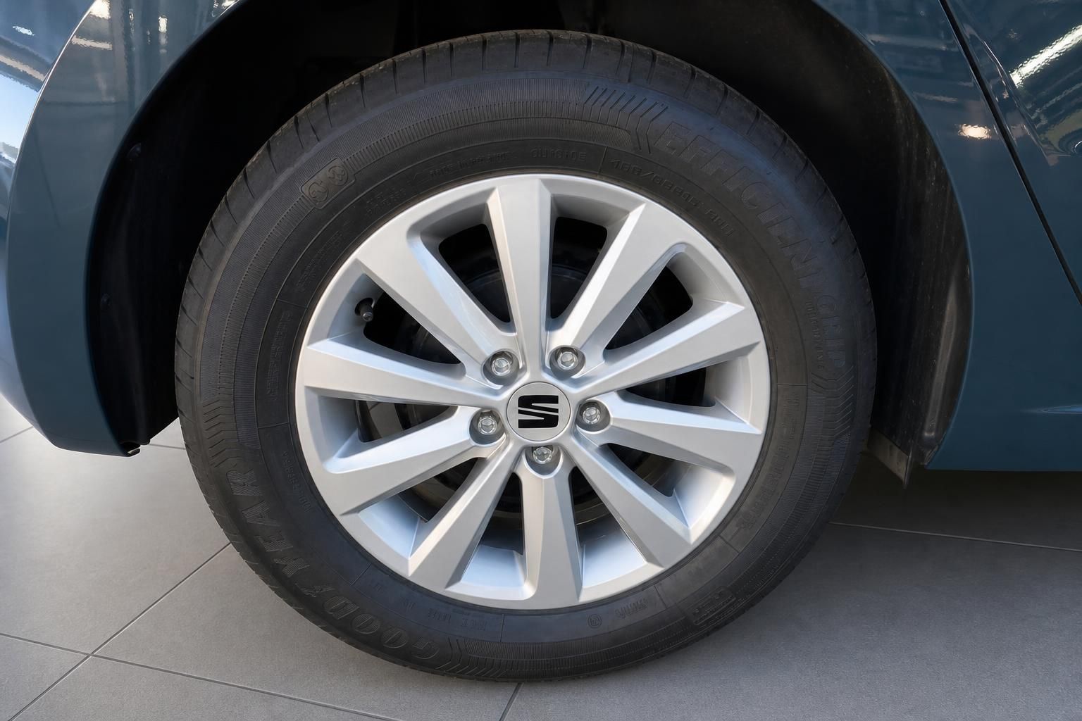 SEAT Ibiza Leichtmetallfelge silber mit Goodyear Reifen – Detailaufnahme Rad