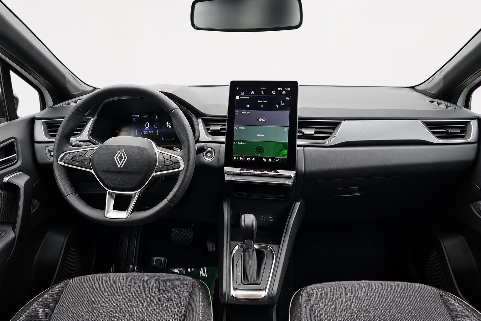Renault Cockpit mit digitalem Touchscreen und Lederlenkrad im Detail