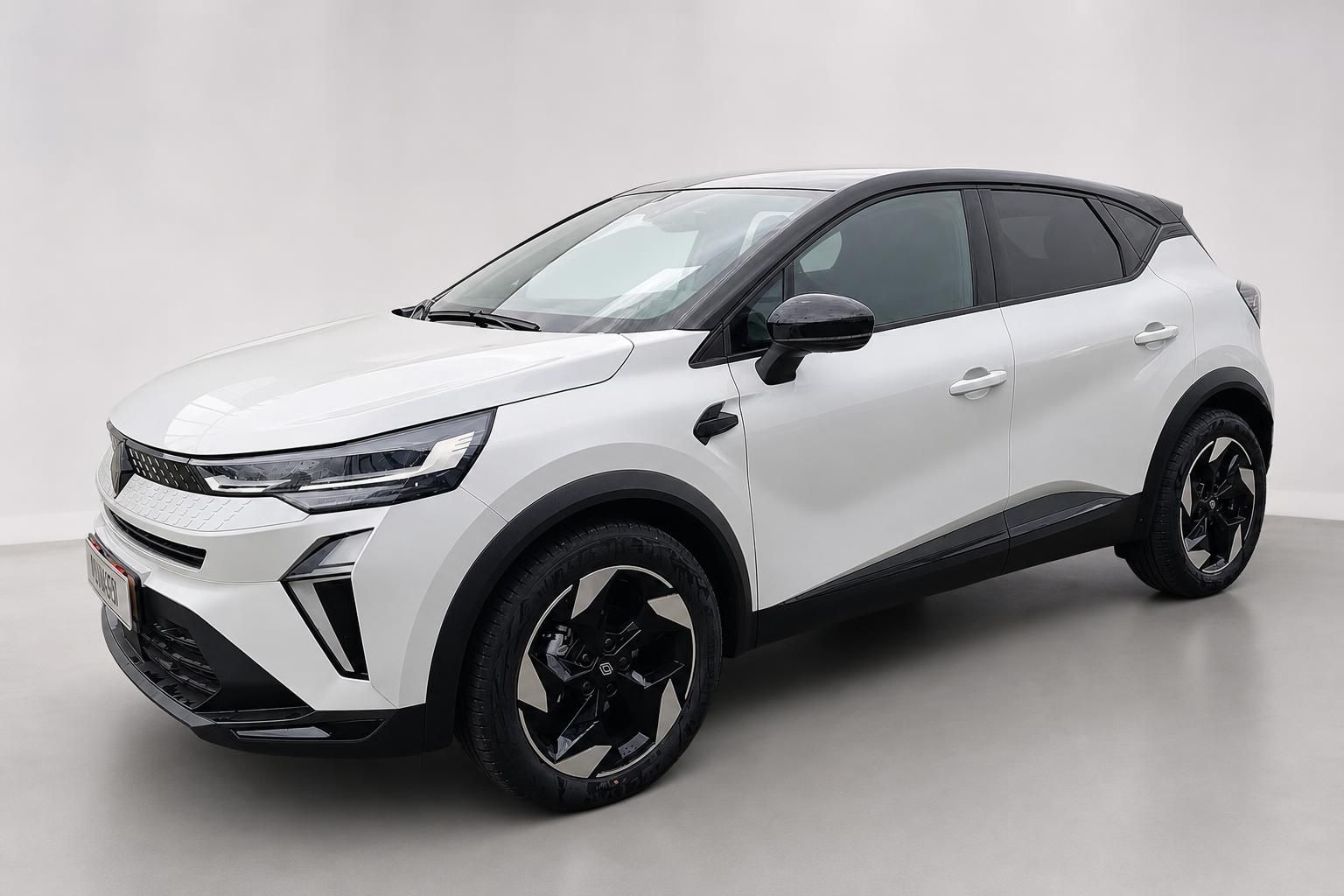 Renault Captur weiss in Frontansicht seitlich im Studio