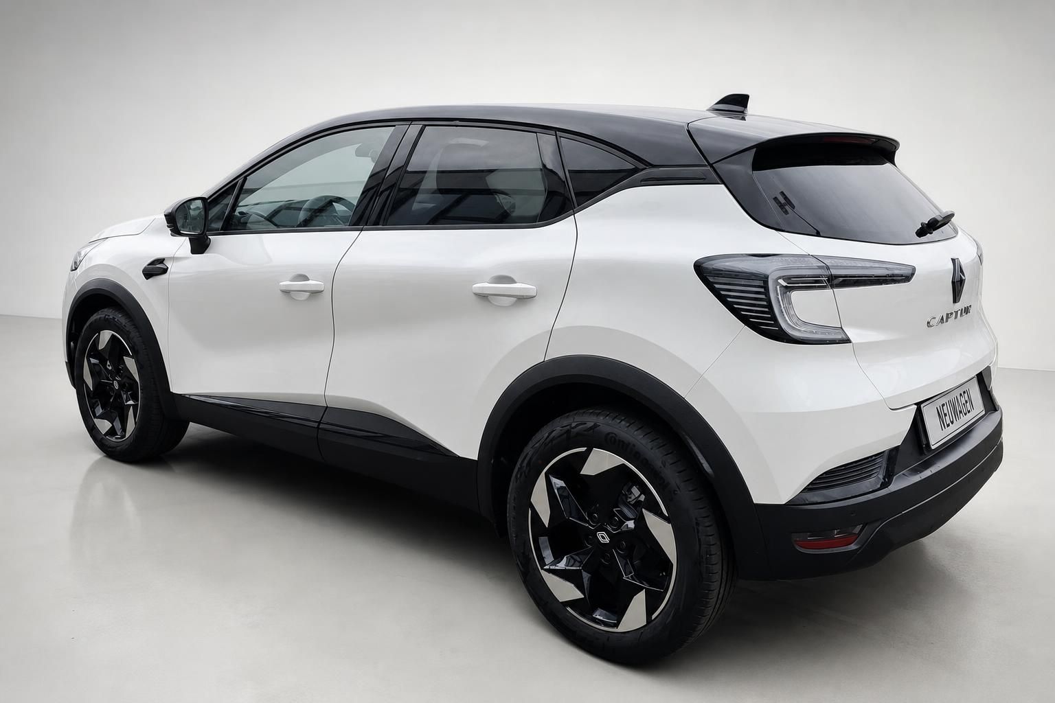 Renault Captur weiss Heckansicht schraeg mit Ruecklichtern