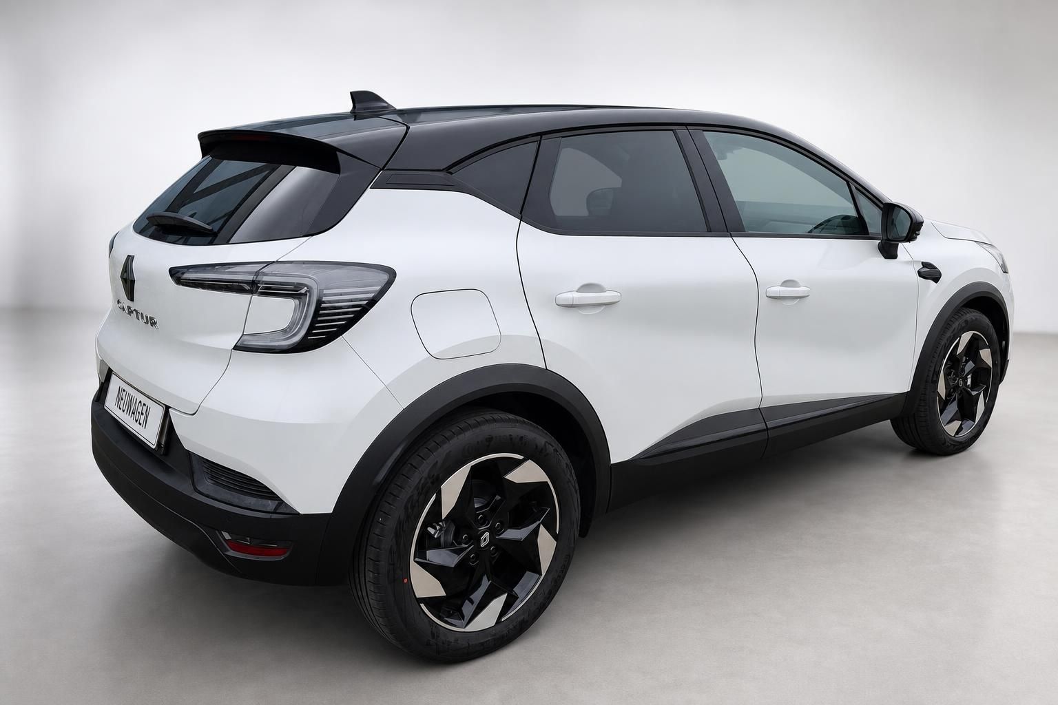 Renault Captur weiß, Heckansicht schräg mit Kennzeichenhalter