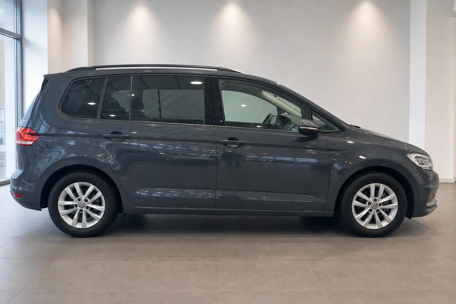 VW Touran grau metallic Seitenansicht im Showroom