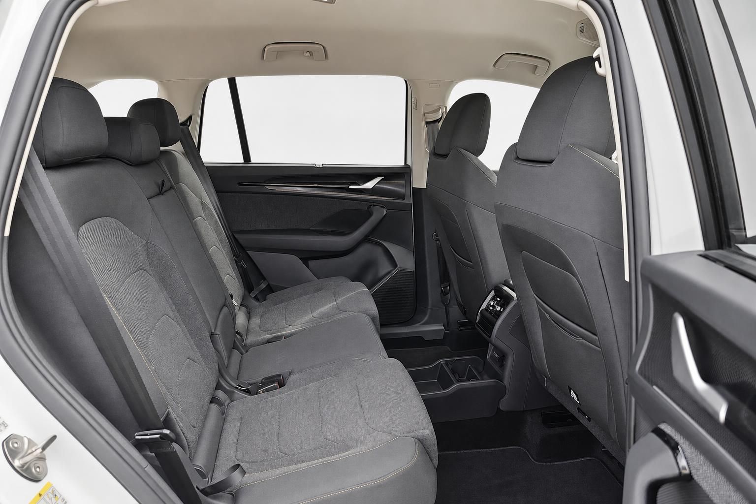 Innenraum eines SUV mit Blick auf die grauen Rücksitze und Türverkleidung