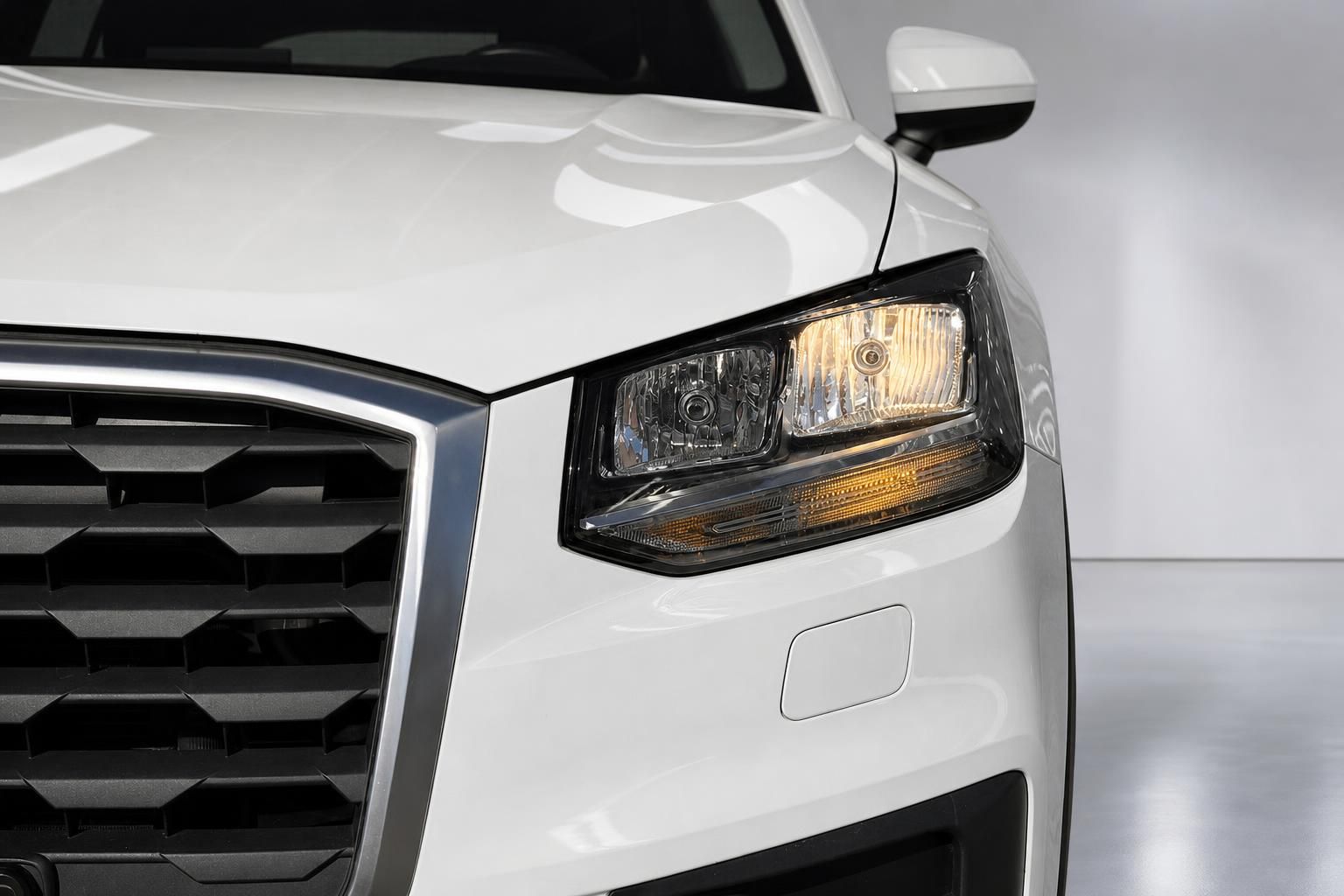 Audi Q2 weiss Frontpartie Nahaufnahme Scheinwerfer und Kühlergrill Detail