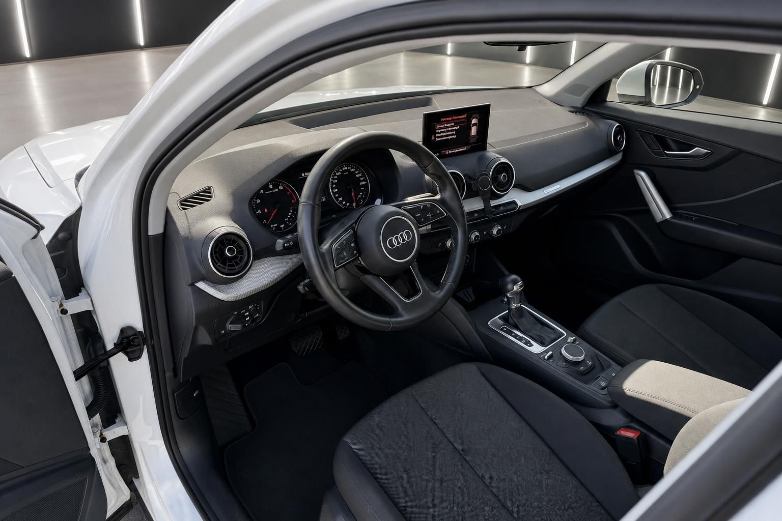 Audi Q2 Innenraum Fahrersitz Lenkrad Mittelkonsole und Armaturenbrett Übersicht