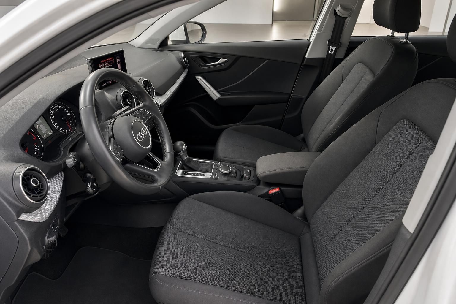 Audi Q2 Innenraum Vordersitze grau Stoff mit Lenkrad und Mittelkonsole
