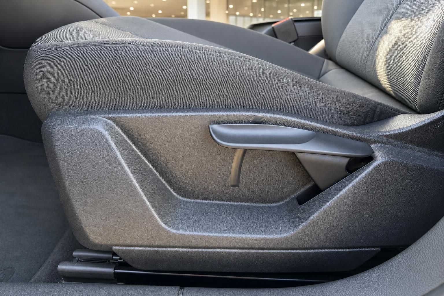 Audi Q2 Sitzverstellung manuell Fahrersitz Detailaufnahme Innenraum