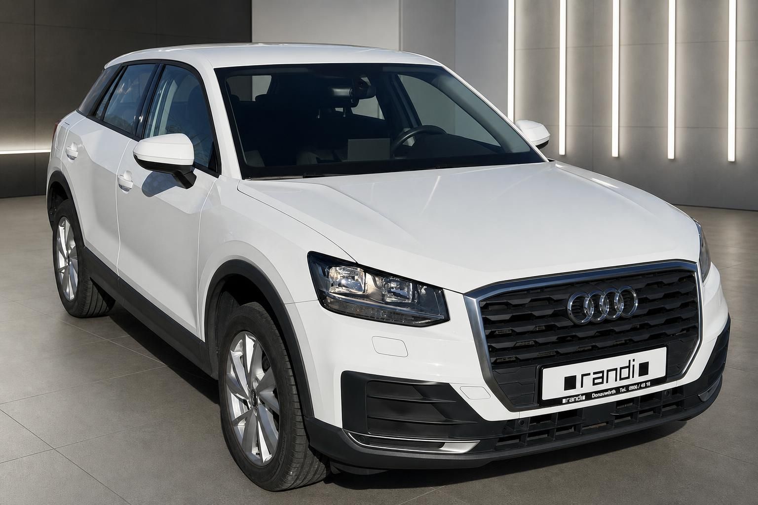 Audi Q2 weiss Frontansicht schraeg rechts Autohaus Randi Donauwörth