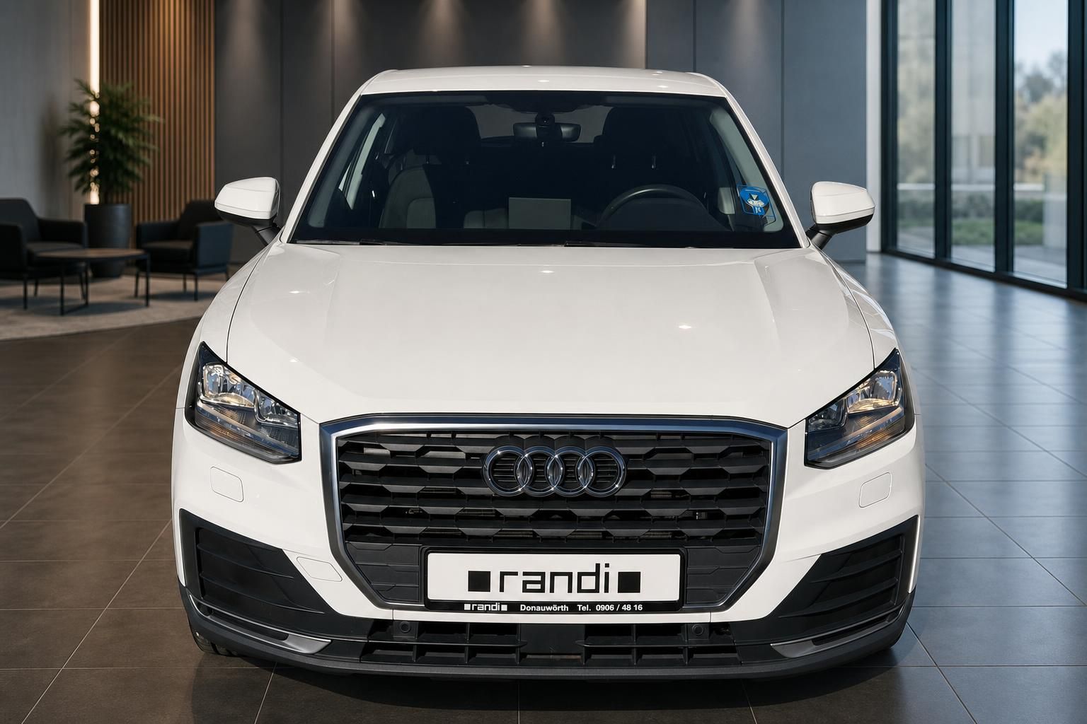 Audi Q2 weiss frontale Ansicht im Autohaus Donauwörth Randi
