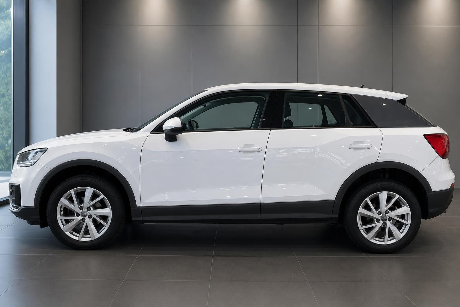 Audi Q2 weiss Seitenansicht kompakter SUV im Autohaus Showroom