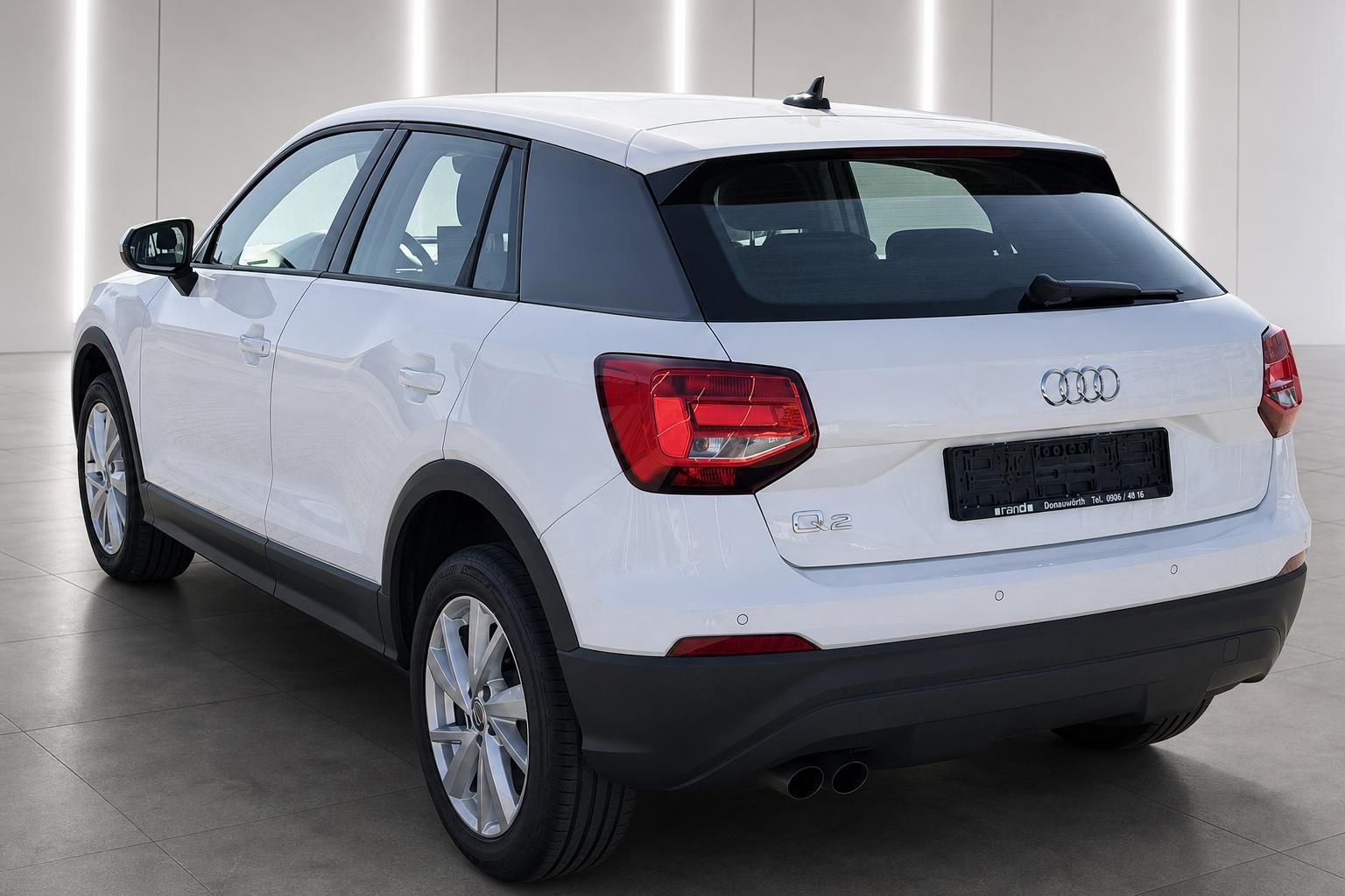 Audi Q2 weiss Heckansicht schraeg links Aussenaufnahme Haendler