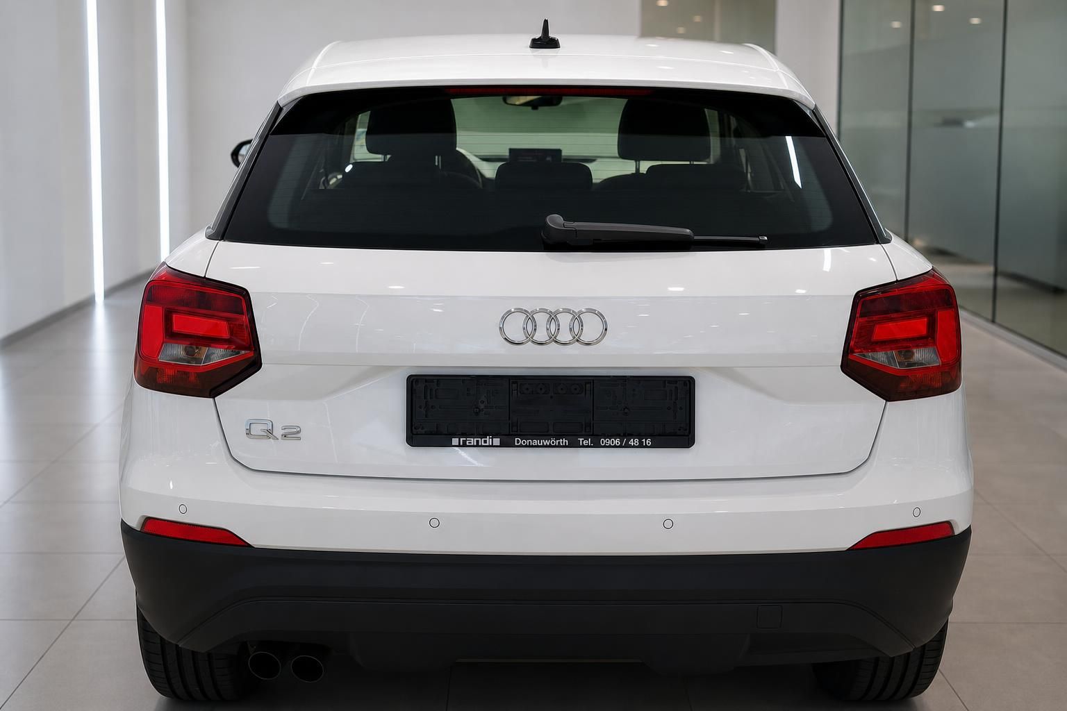 Audi Q2 weiss Heckansicht gerade Innenaufnahme Showroom