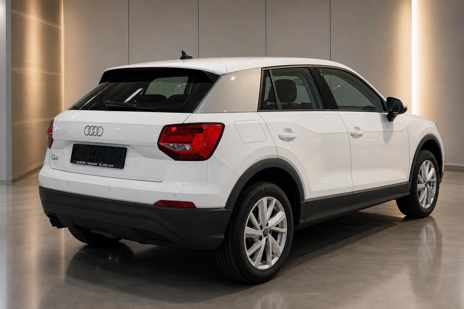 Audi Q2 weiss Heckansicht schraeg rechts Showroom Ruecklicht SUV