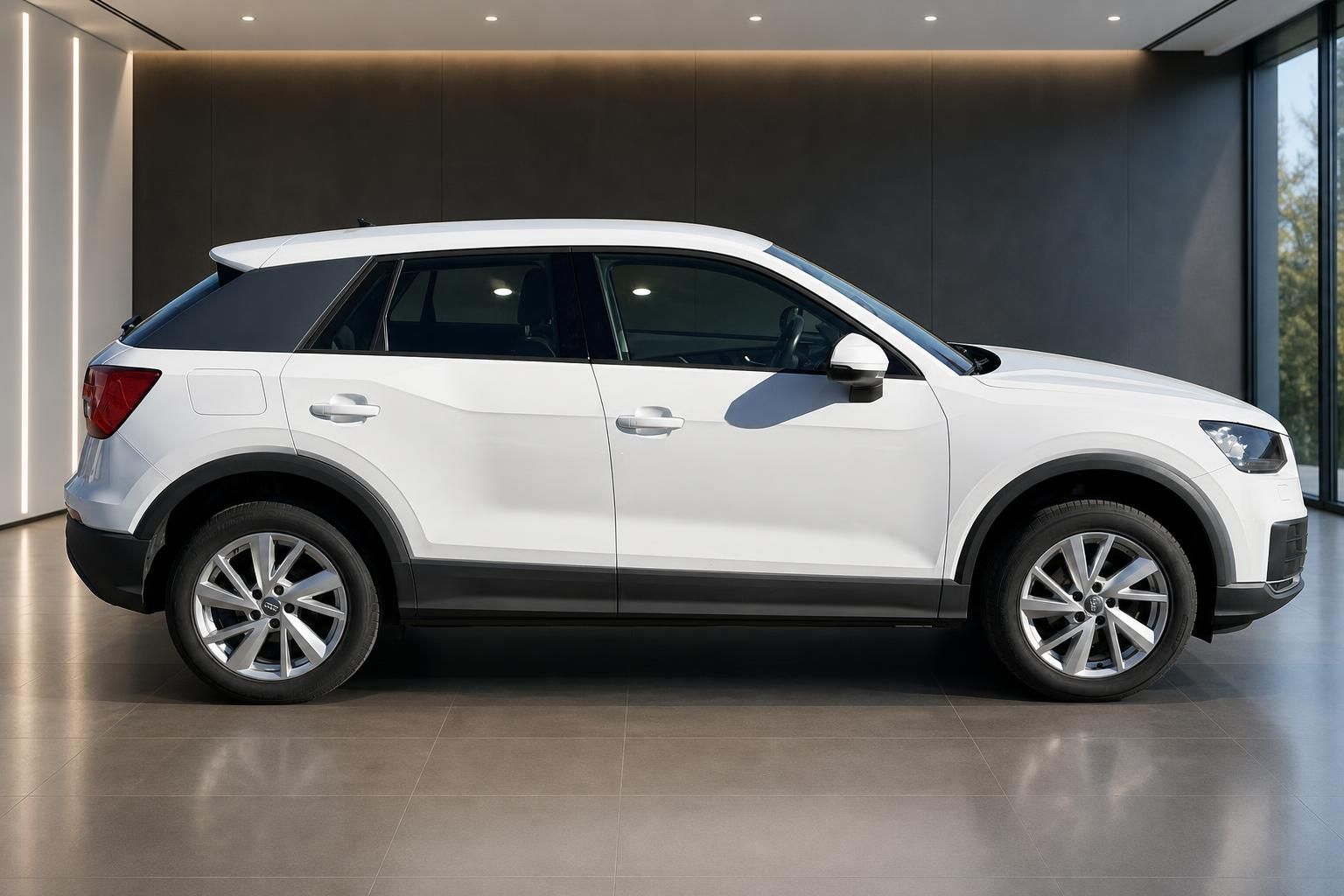 Audi Q2 weiss Seitenansicht links Showroom Profilbild SUV Kompakt