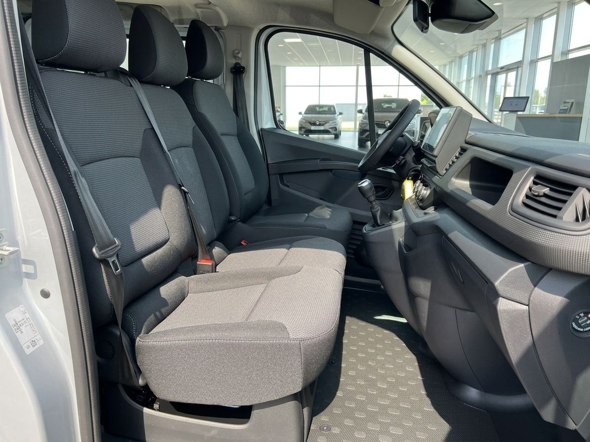Innenraum eines Renault Transporters mit grauen Stoffsitzen und modernem Cockpit-Design