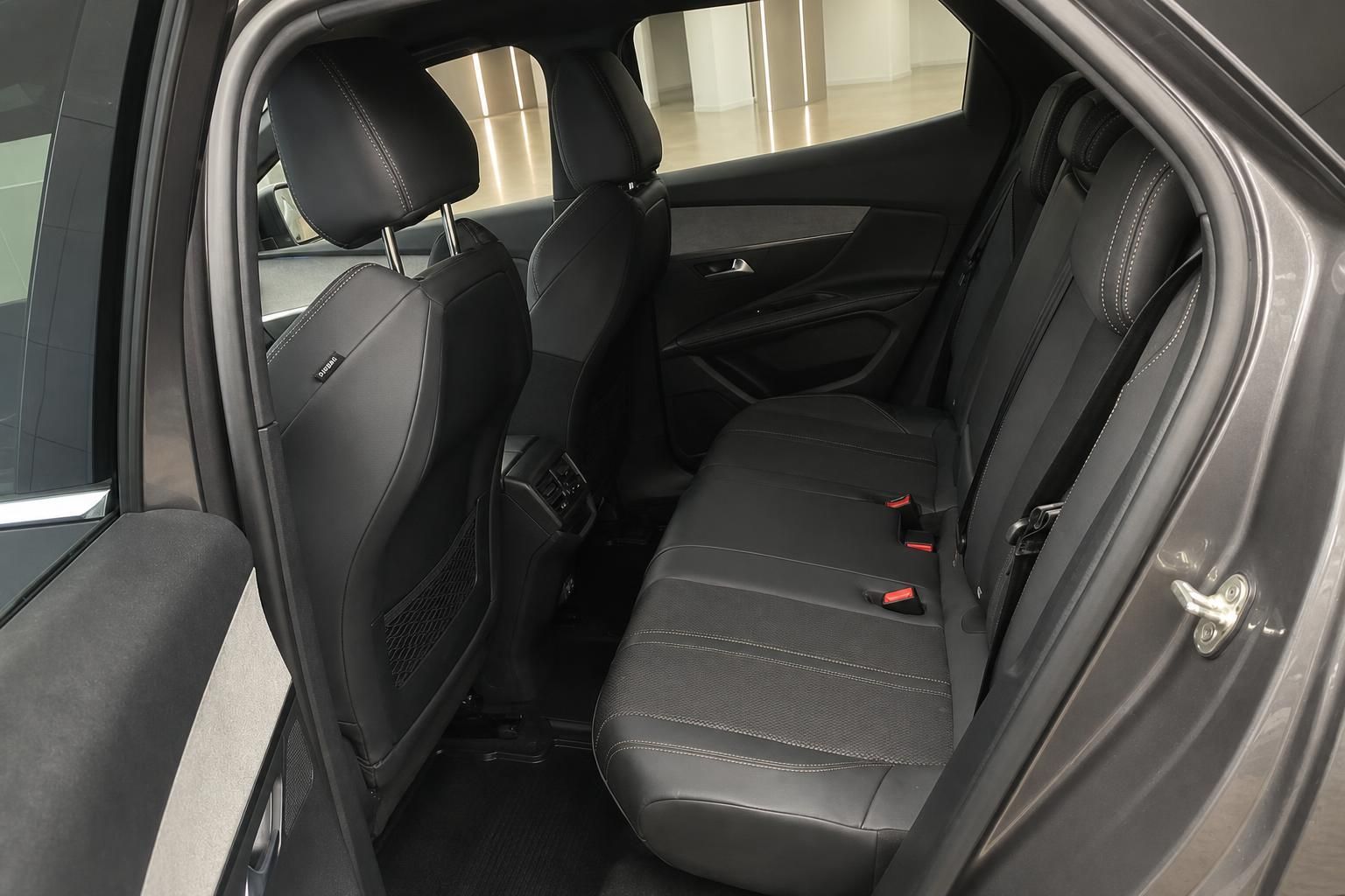 Peugeot Rücksitzbank mit Ledersitzen und Kopfstützen im Detail