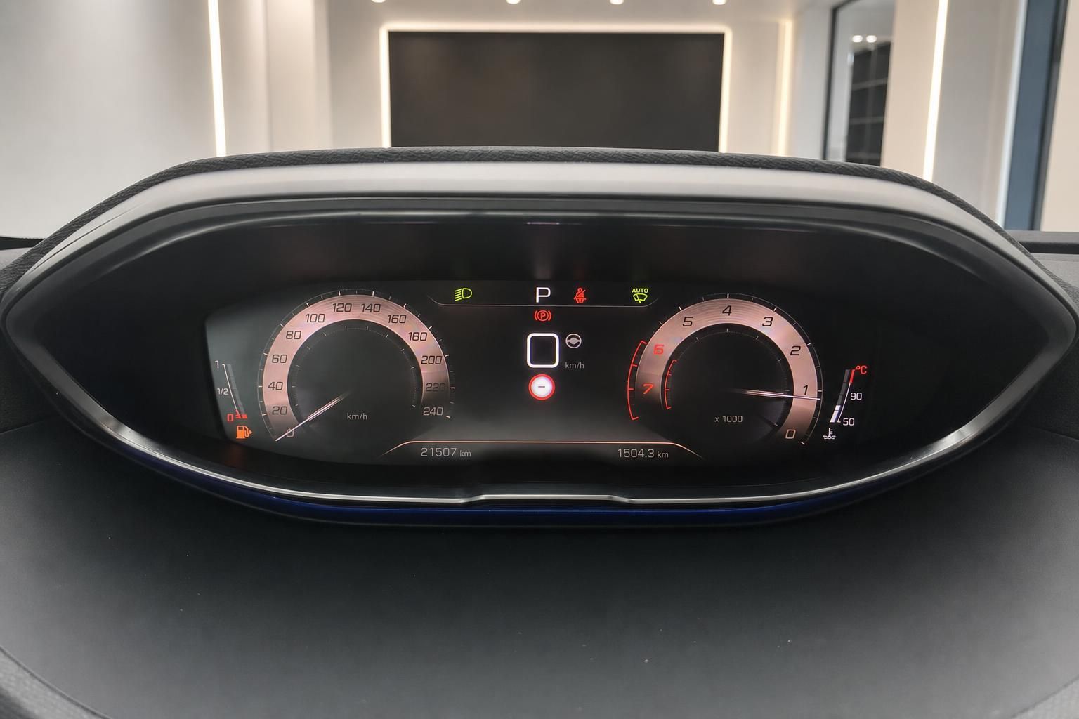 Digitales Kombiinstrument mit Tacho und Kilometerstand im Fahrzeug