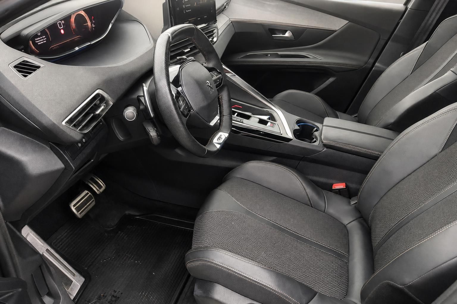 Peugeot 3008 Innenraum mit Lederlenkrad und Sportsitzen