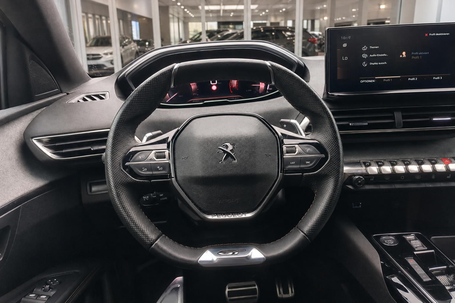 Peugeot GT Lederlenkrad mit Digitalcockpit und Touchscreen im Innenraum