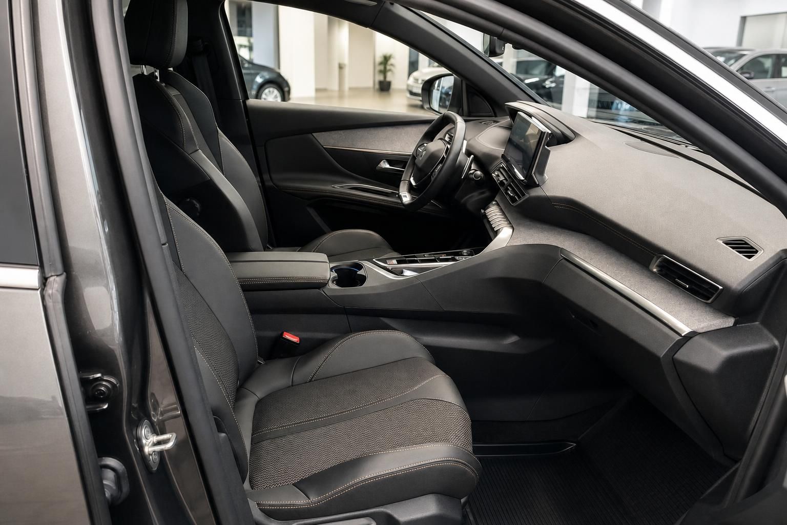 Peugeot Innenraum mit Cockpit, Lenkrad und Touchscreen, Blick vom Fahrersitz