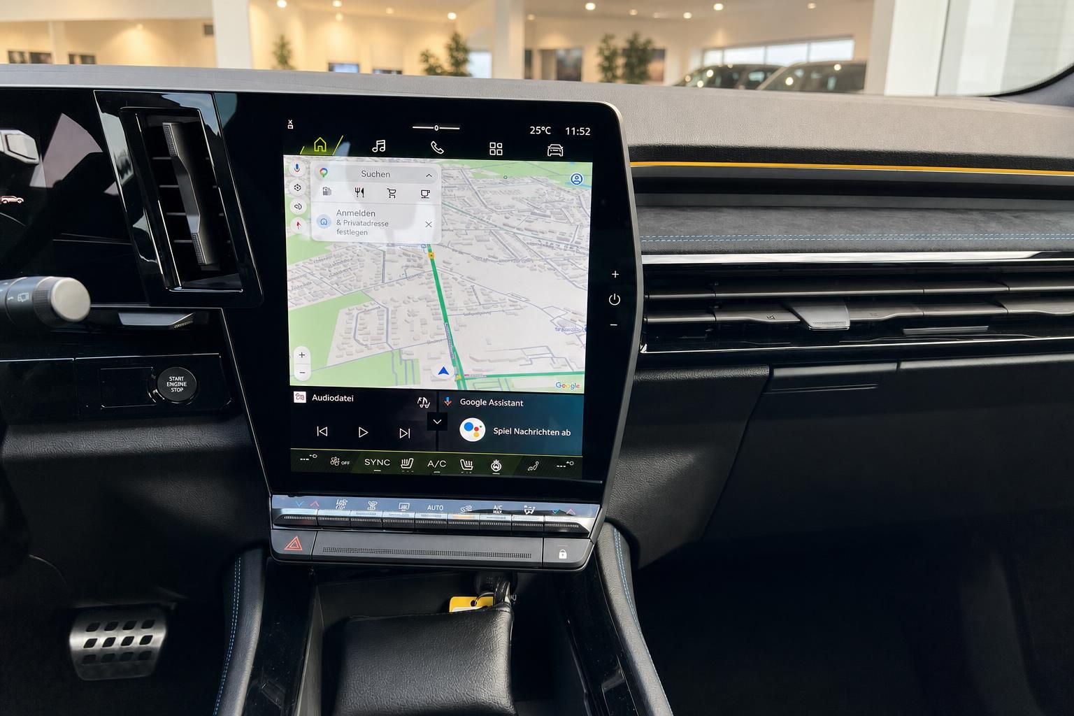 Infotainment-Display mit Navigationskarte im Fahrzeuginnenraum