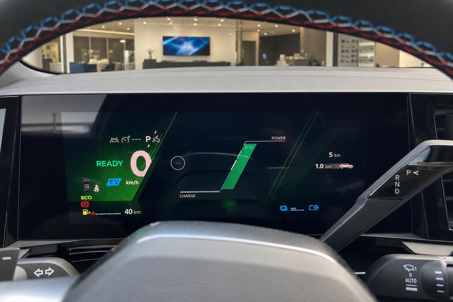 Cockpit mit digitalem Tacho und Ready-Anzeige eines Elektrofahrzeugs
