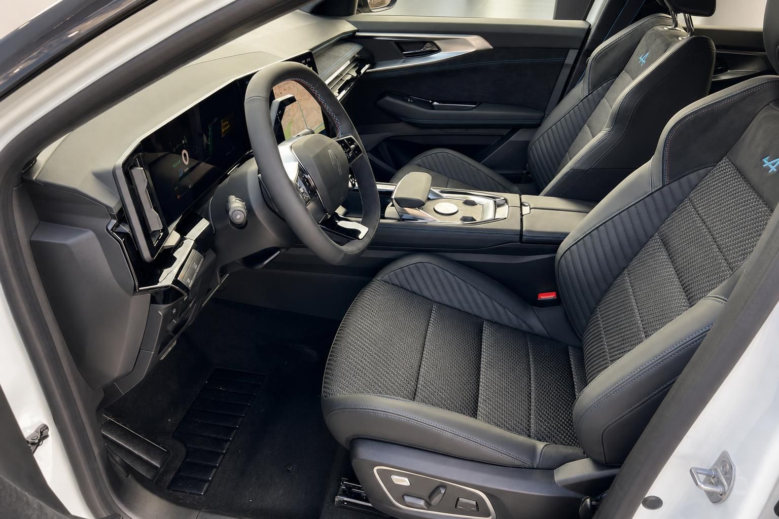Renault Austral Innenraum mit Sportsitzen und Cockpit-Display