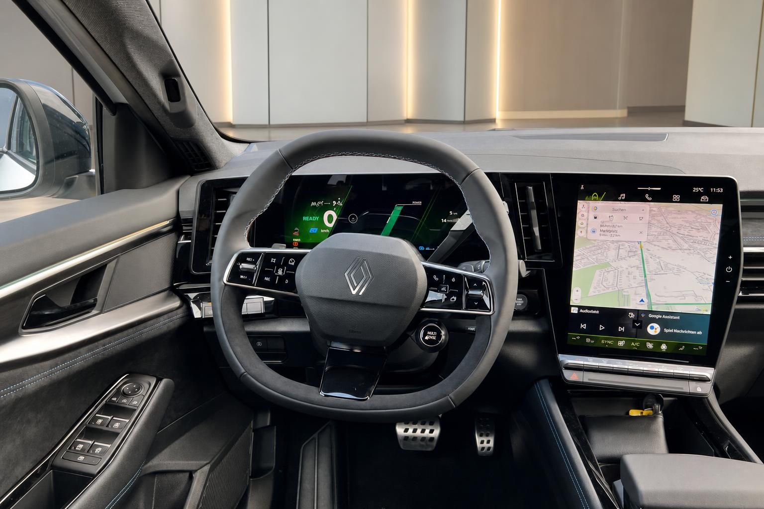 Renault Cockpit mit Lenkrad, Digitaldisplay und Navigationssystem