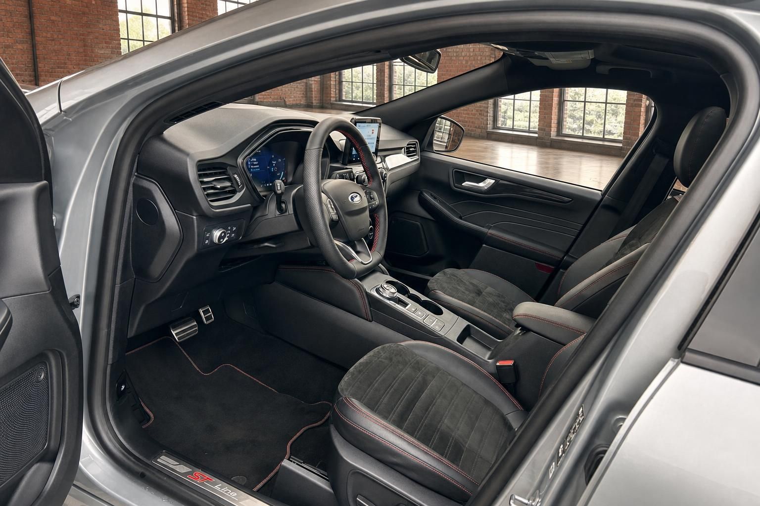Ford Kuga ST-Line Innenraum mit Sportsitzen und Cockpit