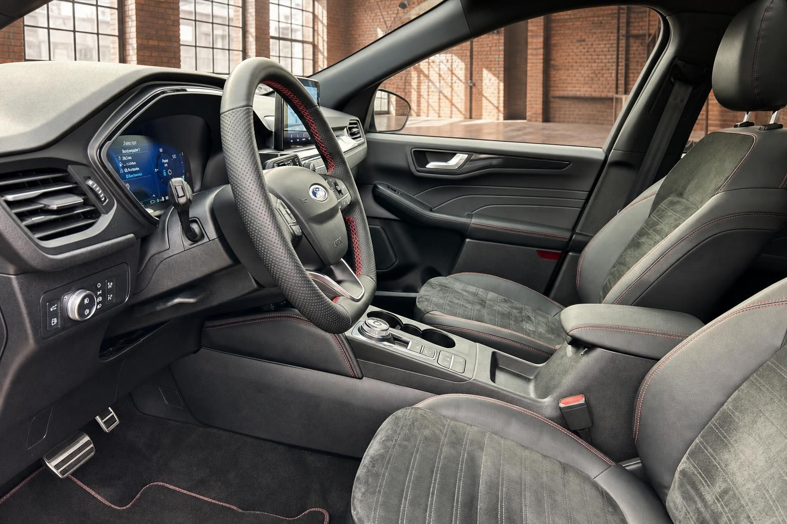 Ford Innenraum mit Sportsitzen und Lederlenkrad, roter Kontrastnaht