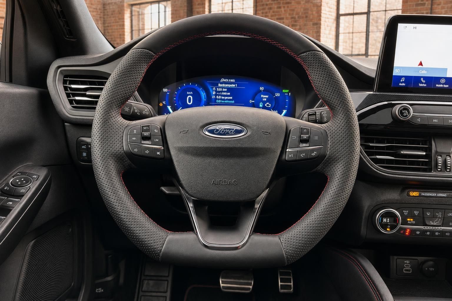Ford Lenkrad Nahaufnahme mit digitalem Kombiinstrument und Touchscreen