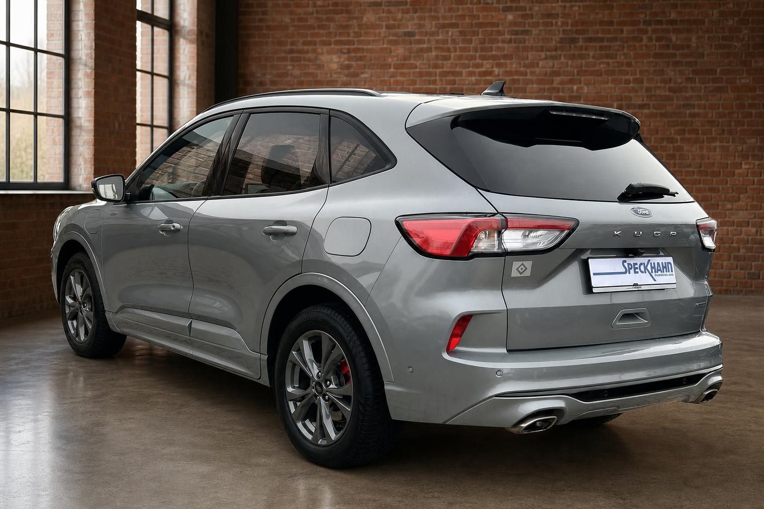 Ford Kuga in Silber, Heckansicht schraeg von hinten im Autohaus