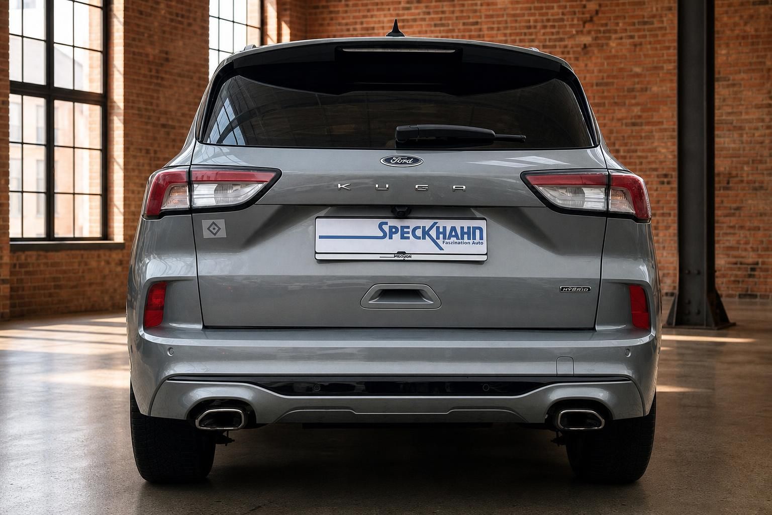 Ford Kuga Hybrid in Silber, Heckansicht mit Kennzeichenhalter Speckhahn