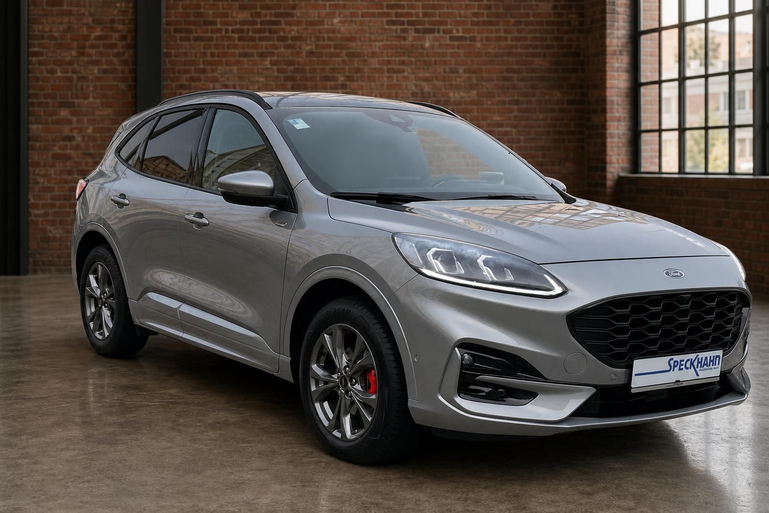 Ford Kuga ST-Line in Grau, Frontansicht mit LED-Scheinwerfern