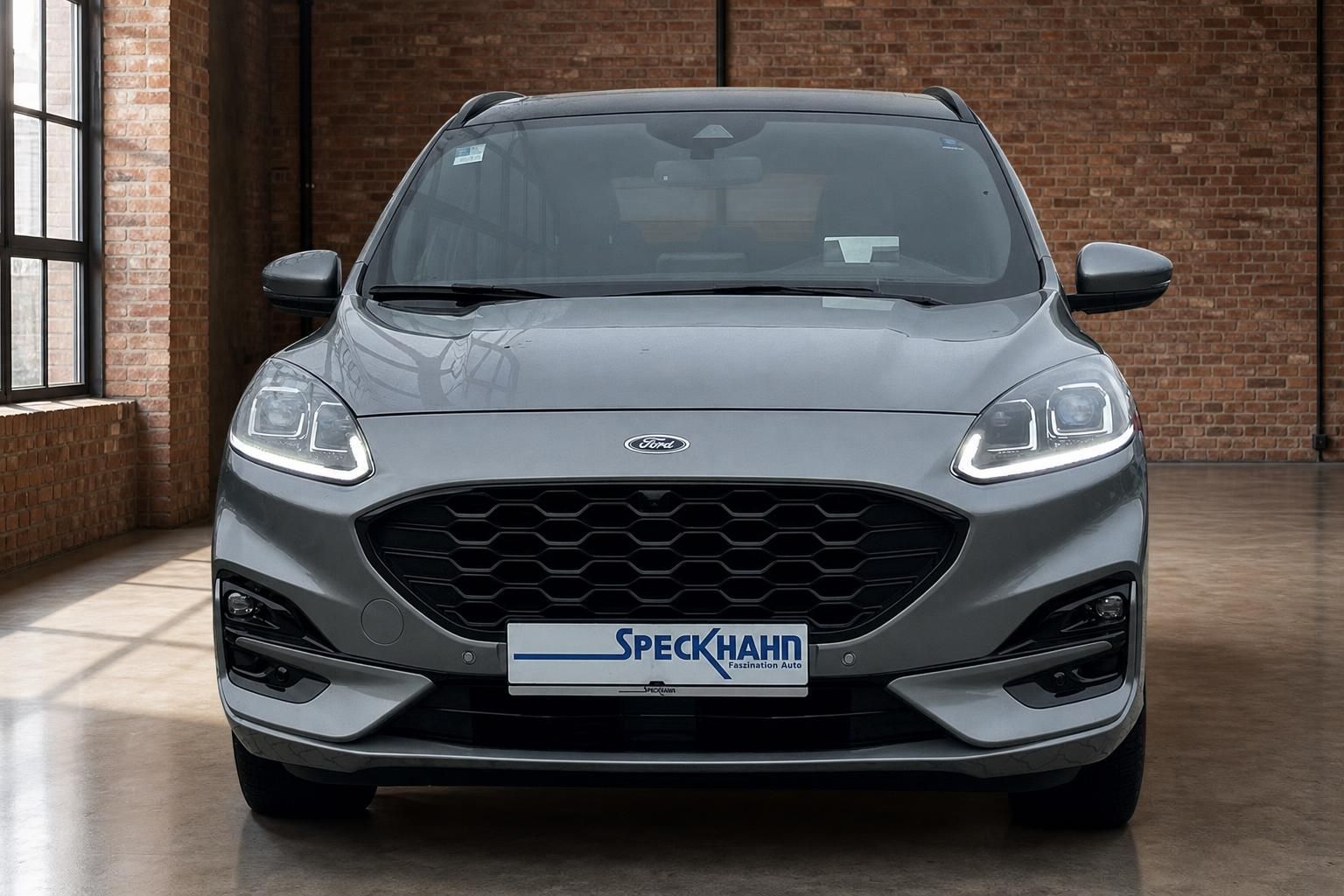 Ford Kuga Frontansicht in grau, moderne LED-Scheinwerfer