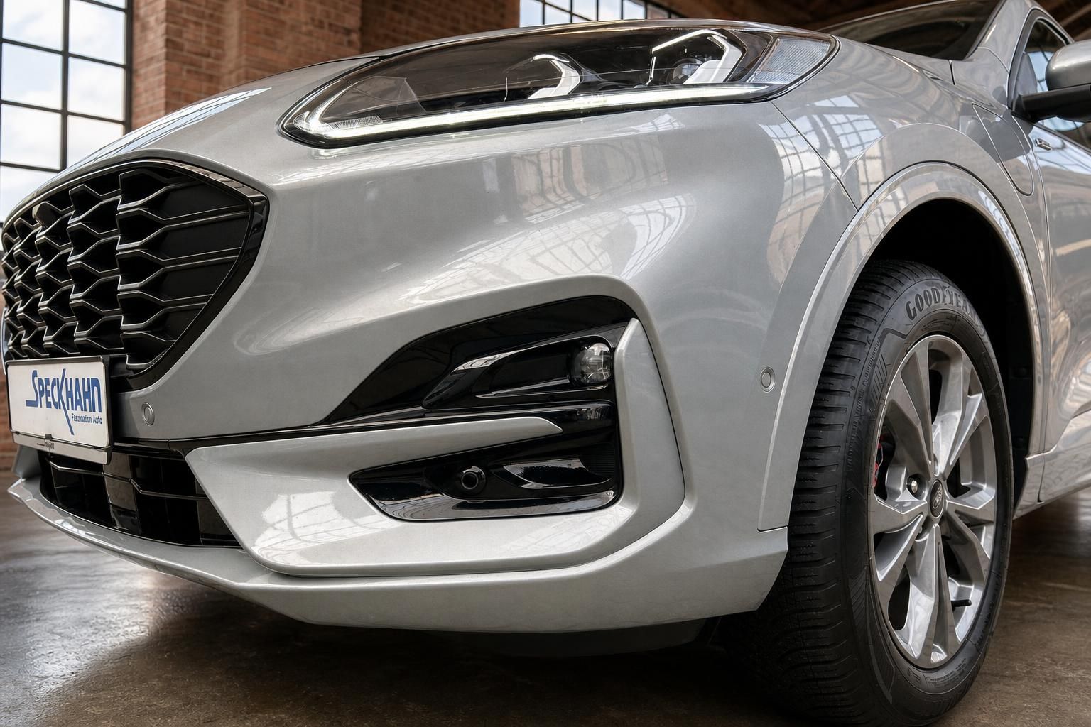 Ford Kuga Detailansicht vordere Stossstange und Felge in silber