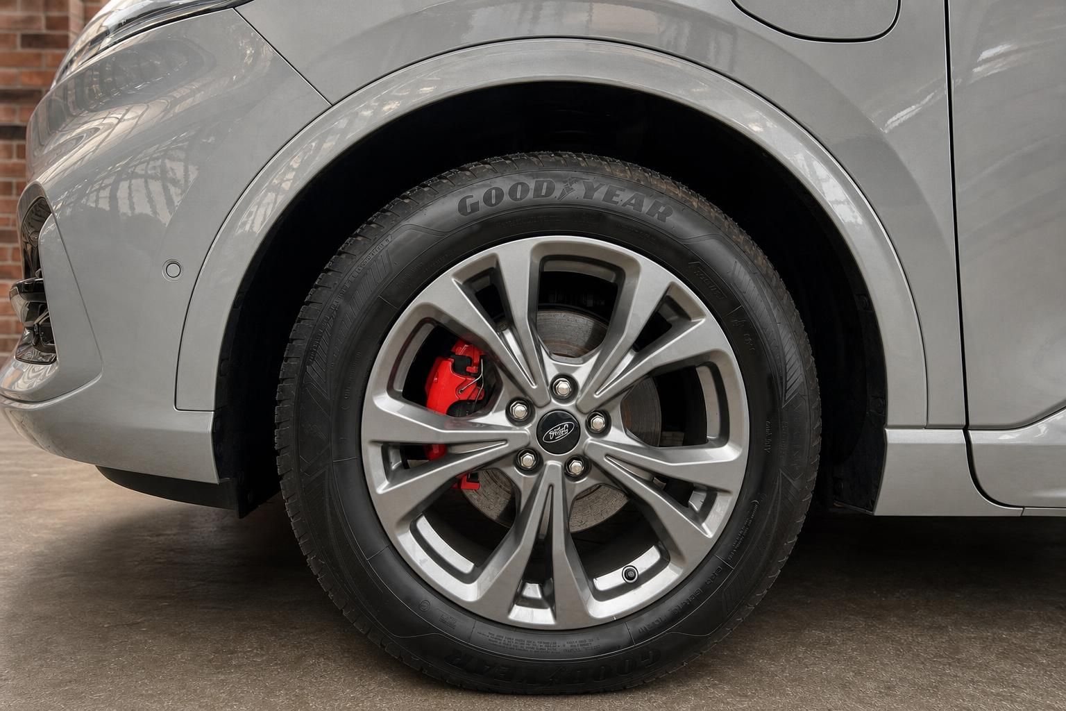 Ford Kuga Leichtmetallfelge mit rotem Bremssattel im Detail