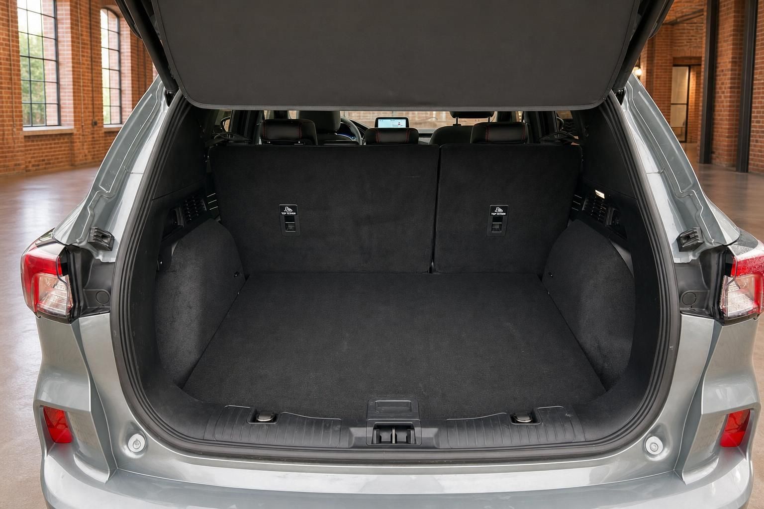 Ford Kuga Kofferraum mit geoeffneter Heckklappe, viel Ladevolumen