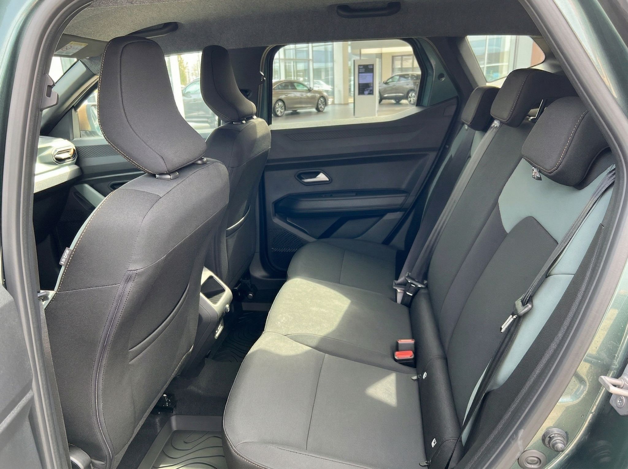 Dacia Duster Rücksitze mit grauer Polsterung und Sicherheitsgurten