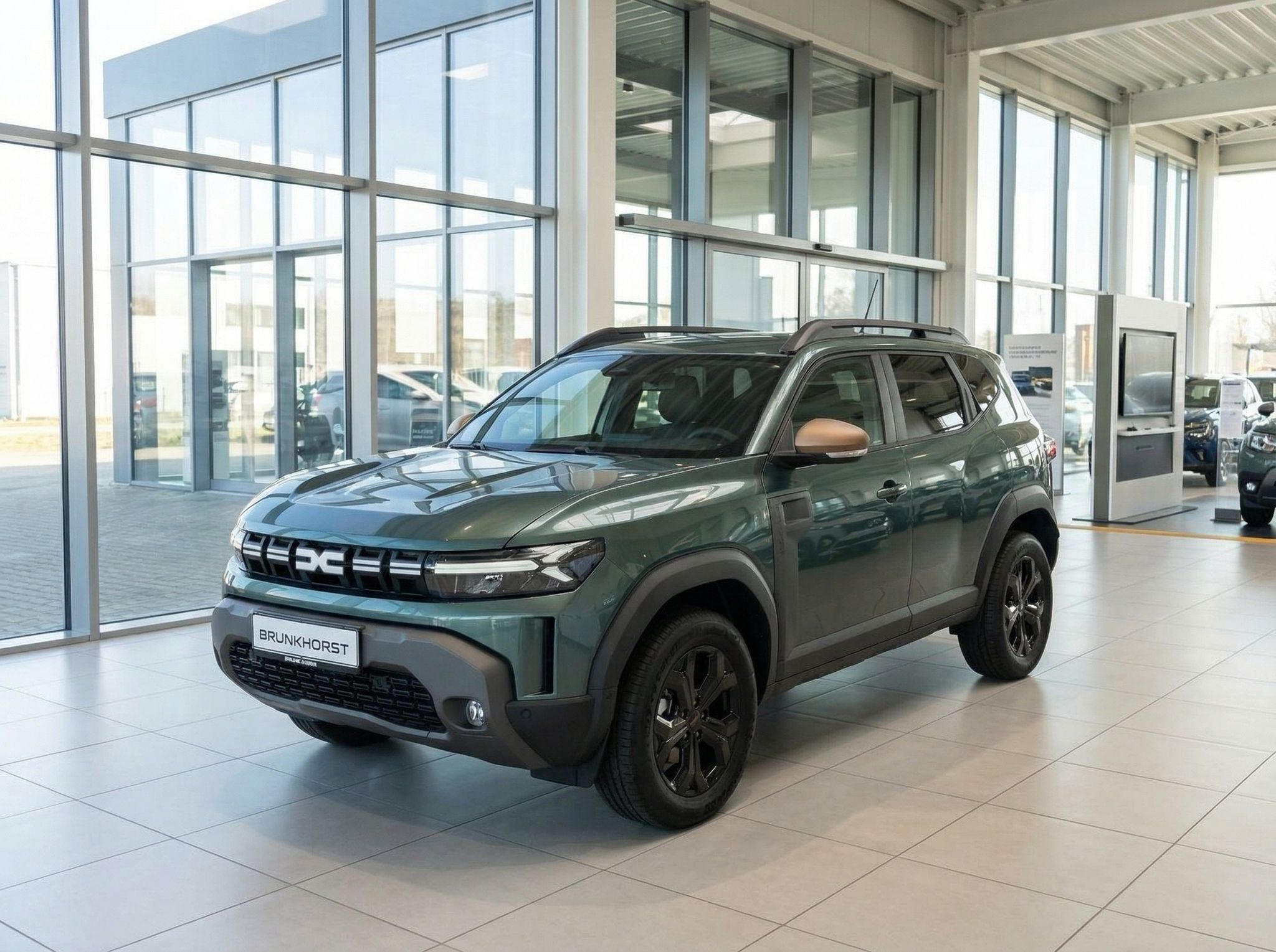 Dacia SUV in grüner Metallic-Lackierung im Autohaus Showroom - Seitenansicht