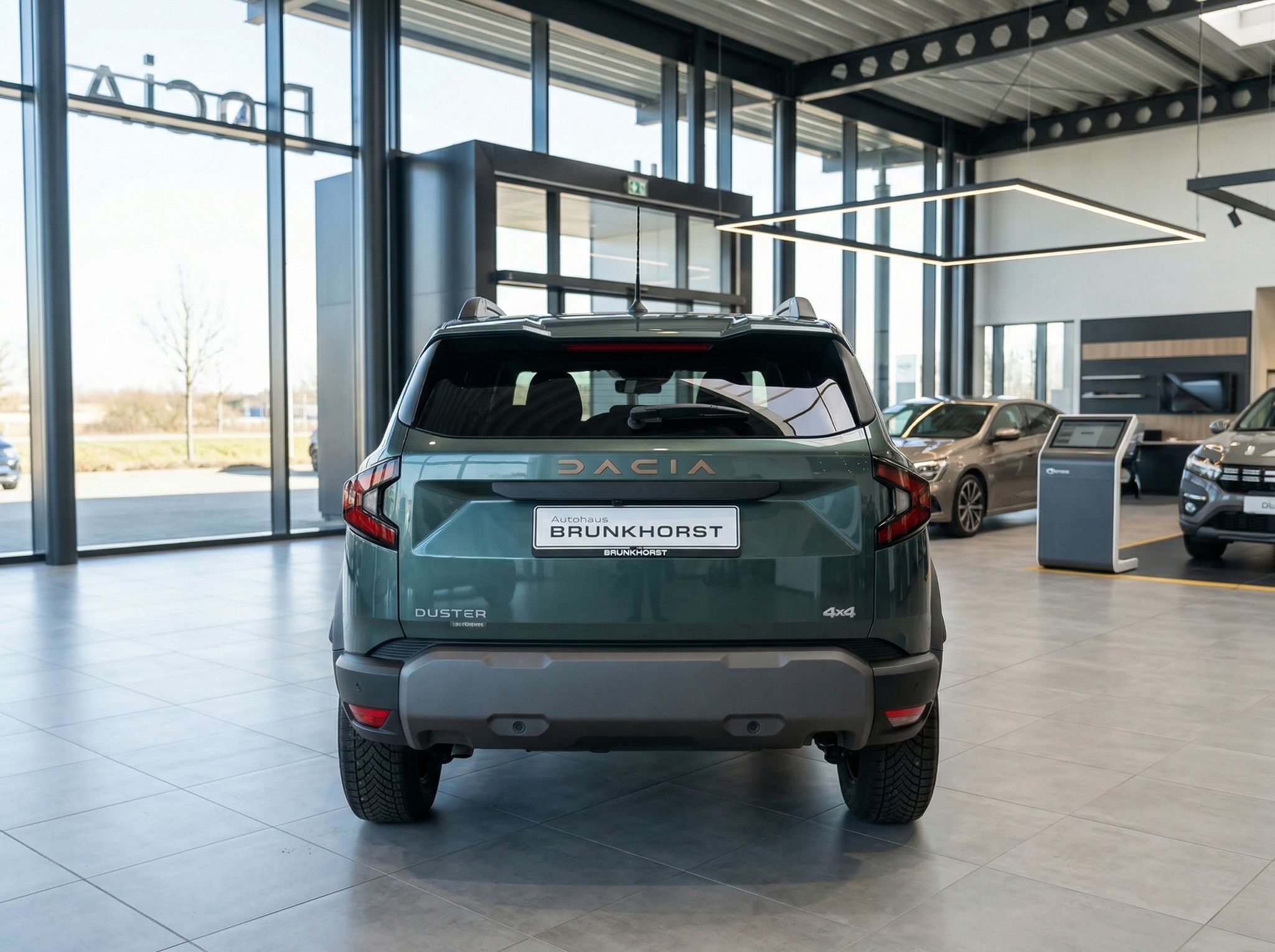 Dacia Duster SUV Heckansicht in grün im Autohaus - Rückleuchten und Kennzeichenhalter