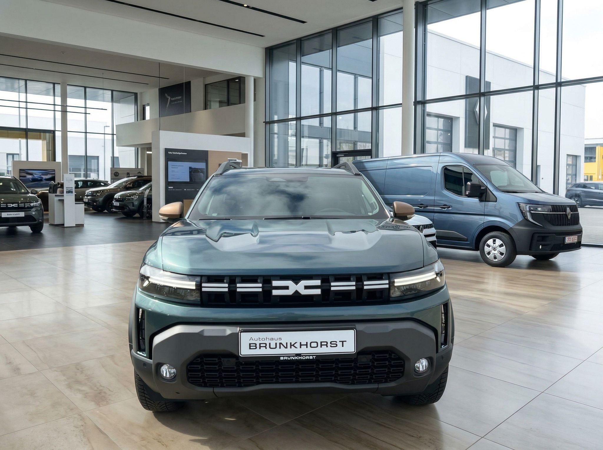 Dacia SUV Frontansicht in türkis-grün im Autohaus Showroom mit modernem Design