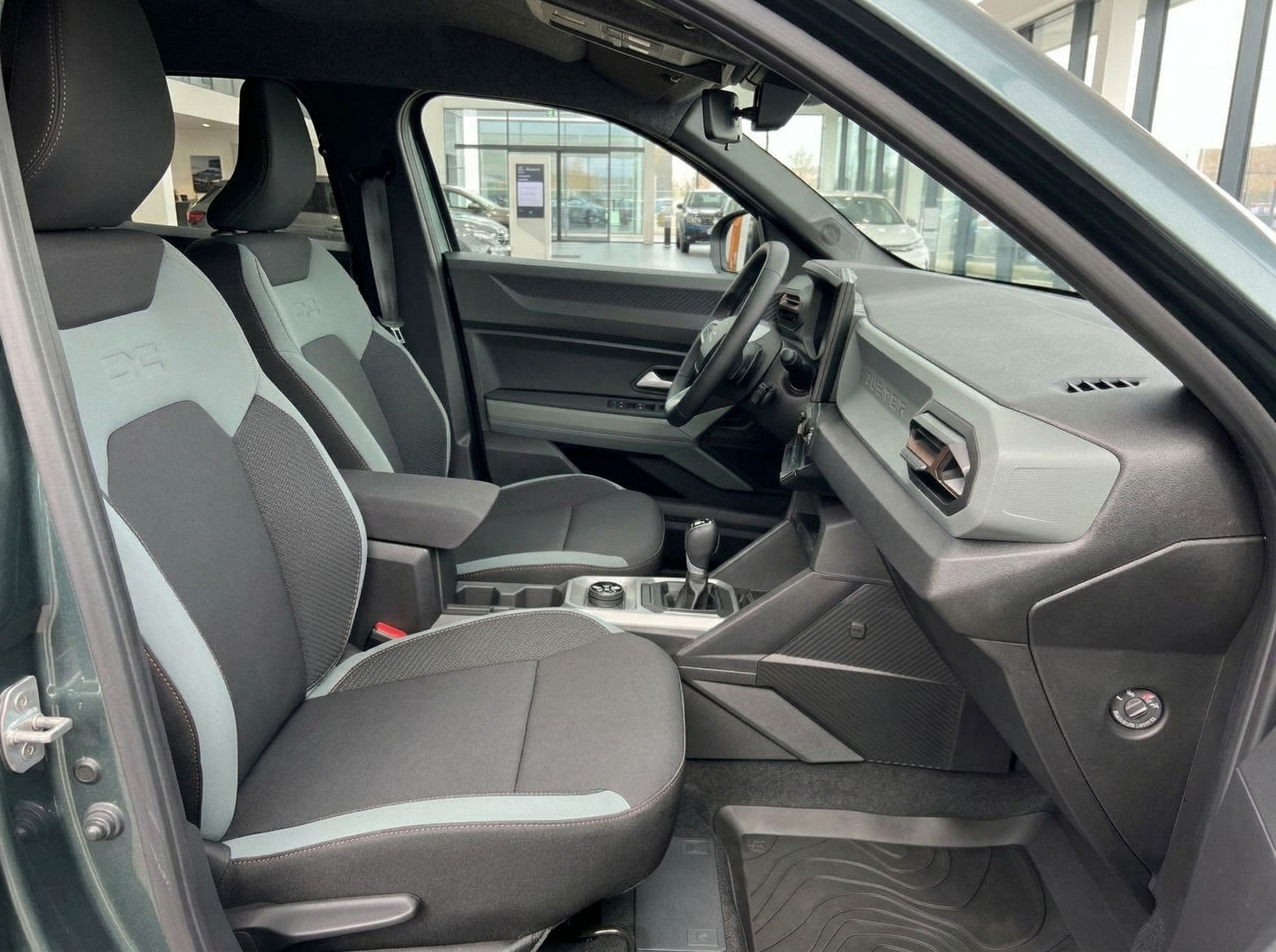 Dacia Duster Vordersitze und Armaturenbrett in grauer Stoff-Ausstattung