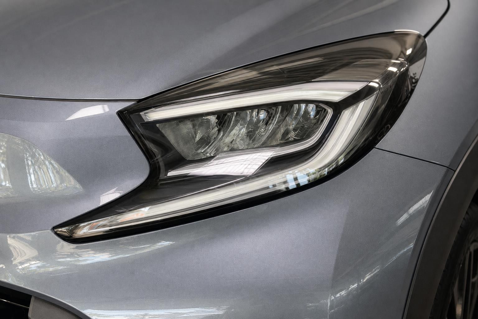 Nahaufnahme LED-Scheinwerfer eines grauen Toyota Aygo X