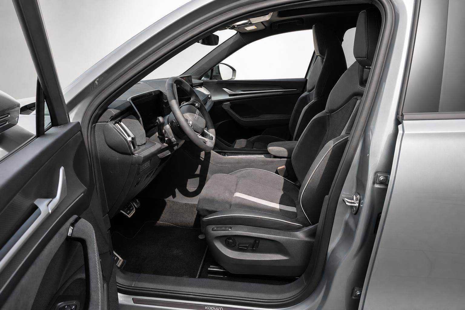 Skoda Kodiaq Innenraum mit Blick auf Fahrersitz und Cockpit