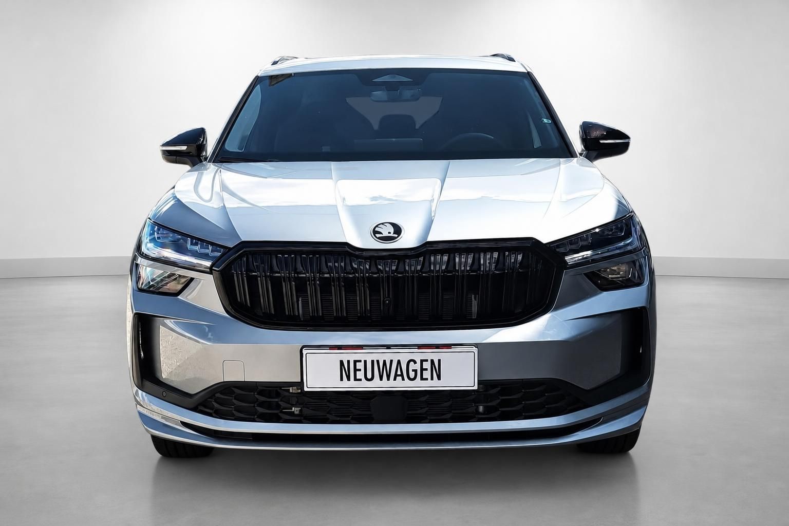 Skoda Kodiaq silber Frontansicht Neuwagen im Studio