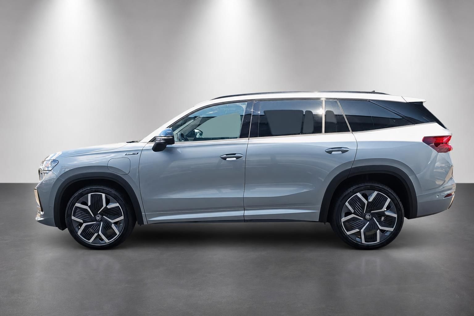 Skoda Kodiaq silber SUV Seitenansicht Studioaufnahme