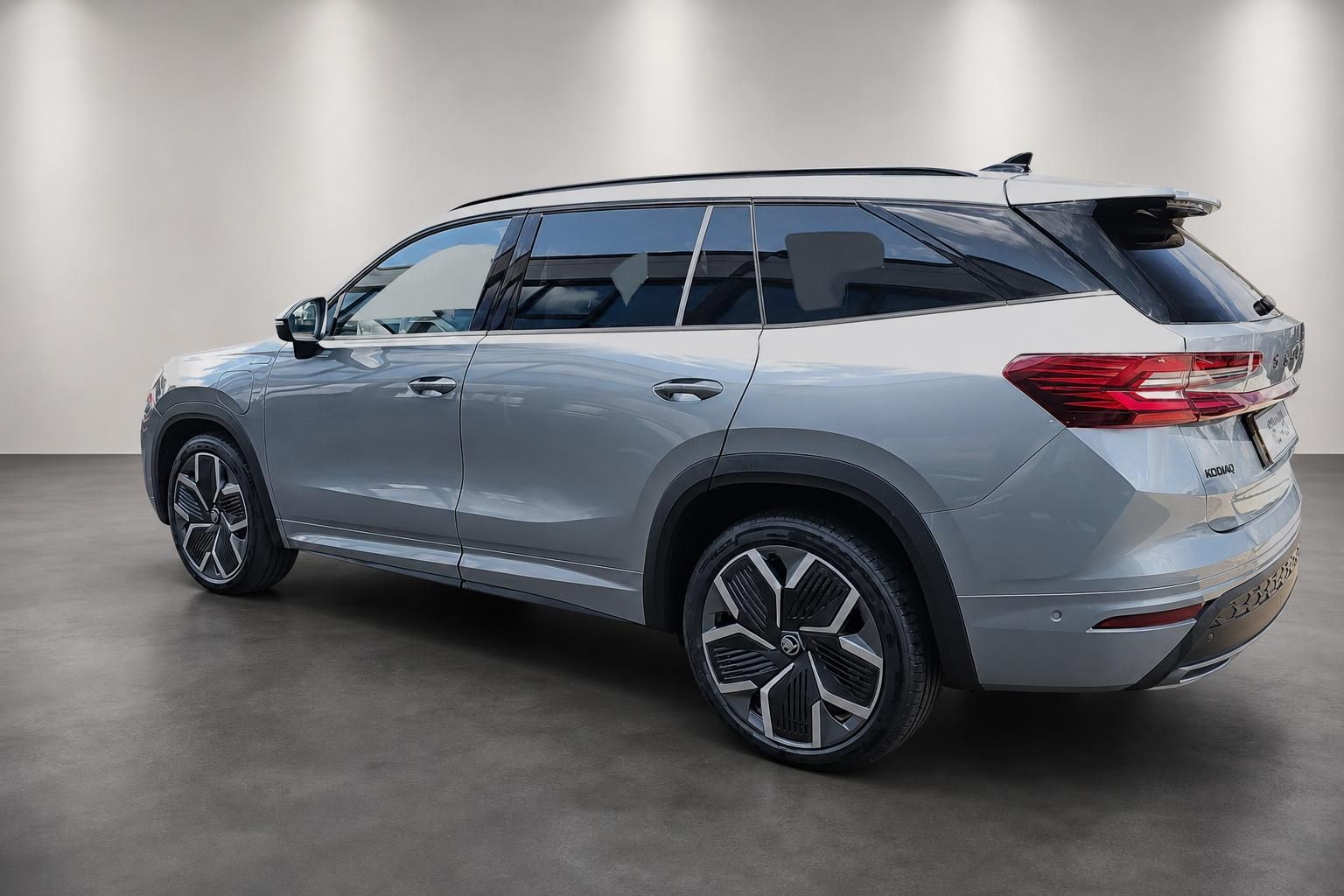 Skoda Kodiaq silber SUV Heckansicht seitlich im Studio