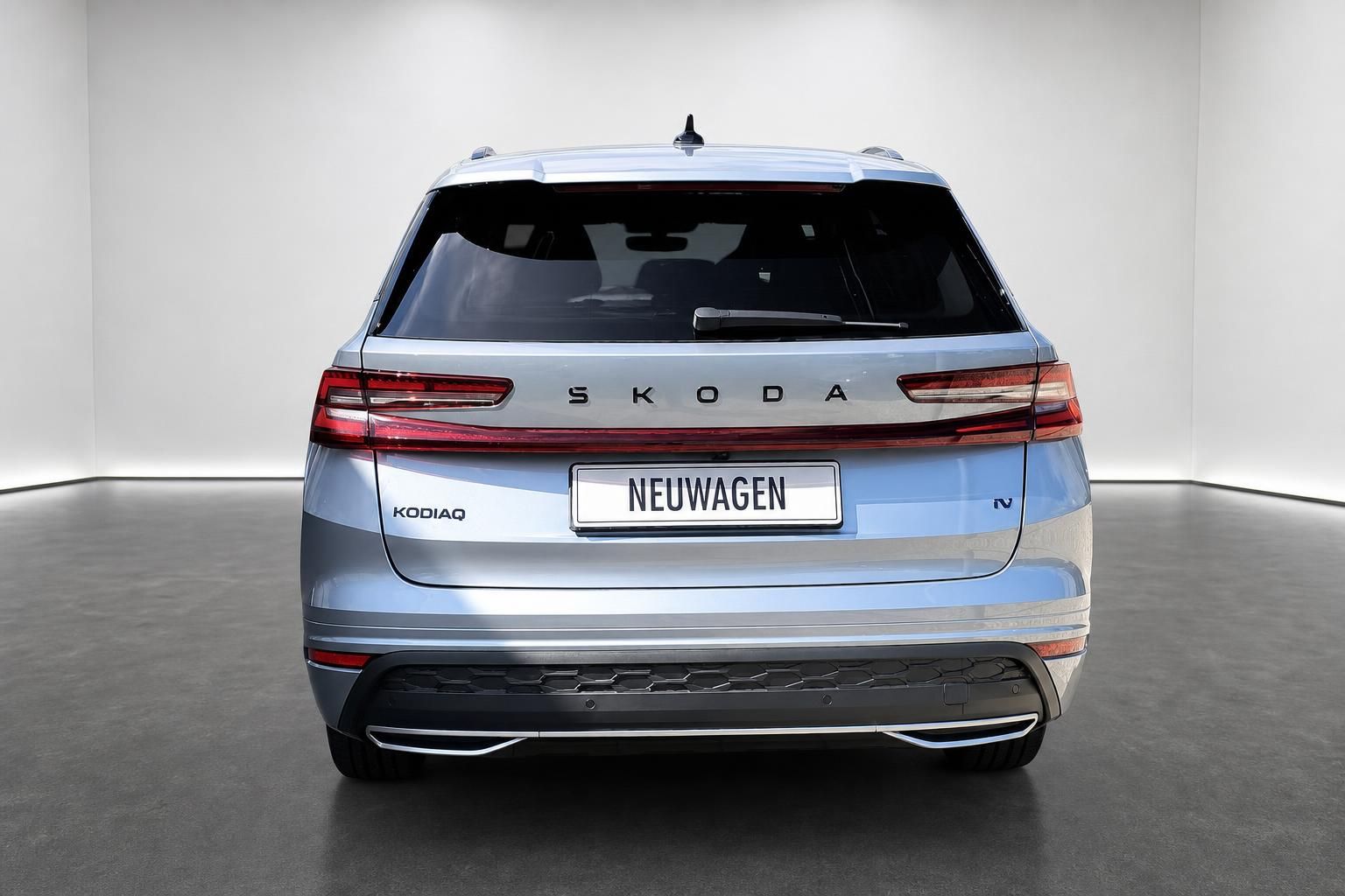 Skoda Kodiaq silber Heckansicht Neuwagen im Studio
